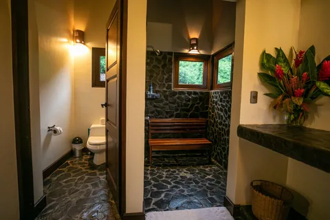 Mindugar · Stone-lined bathroom.