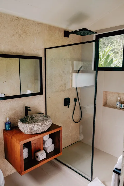 Osa Clandestina · Cabina bathroom.
