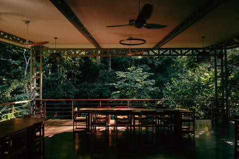Osa Clandestina · The dining deck at dusk.